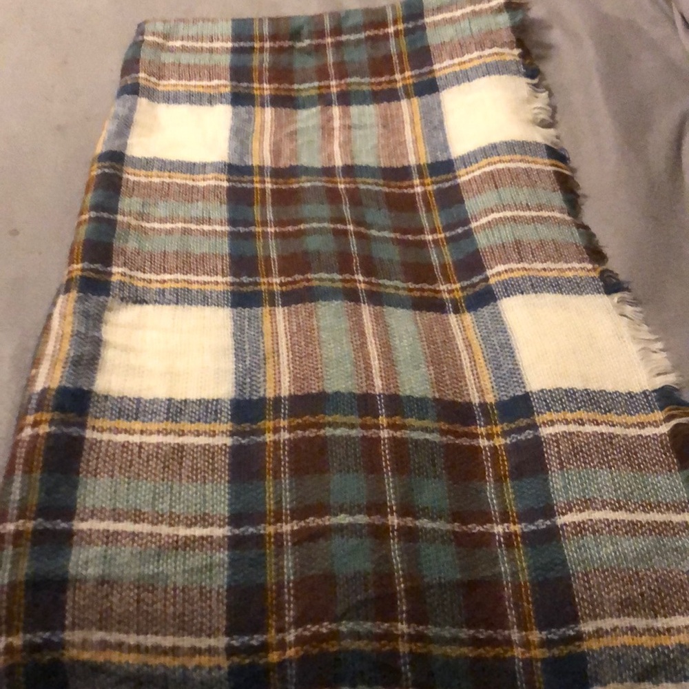 Light wool type material. To wrap yourself in comfort.